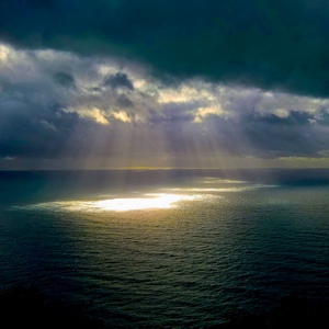 Une éclaircie dans le ciel se reflète sur l'eau de la mer - Italie  - collection de photos clin d'oeil, catégorie paysages
